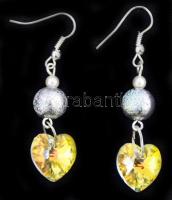 Gyönggyel díszített fülbevalópár Swarovski szív függővel