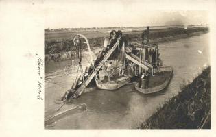 1918 Városhídvég, Szabadhídvég; Nádor Vedersoros oldalkirakószalagos iszapkotró hajó / mud excavator ship. photo (EK)