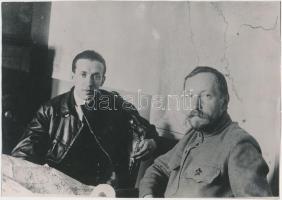 1919 Mihail Vasziljevics Frunze és Szamuely Tibor Moszkvában tárgyal. Kb korabeli sokszorosítás / Moscow Mihail Frunze and Hungarian communist Szamuely. Negotiations 23x17 cm