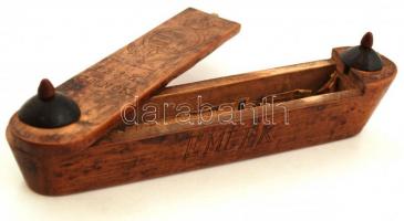 Festett fa borotvatartó, magyar címerrel, " 1888 Szolnok" felirattal, jó állapotban / Pain...