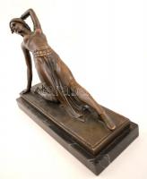 D.H. Chiparus jelzéssel: Táncosnő. Bronz, márvány talapzaton,  későbbi utánöntés,  m:24 cm, h:32 cm