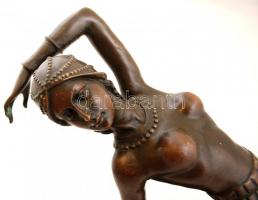 D.H. Chiparus jelzéssel: Táncosnő. Bronz, márvány talapzaton,  későbbi utánöntés,  m:24 cm, h:32 cm