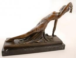 D.H. Chiparus jelzéssel: Táncosnő. Bronz, márvány talapzaton,  későbbi utánöntés,  m:24 cm, h:32 cm