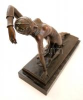 D.H. Chiparus jelzéssel: Táncosnő. Bronz, márvány talapzaton,  későbbi utánöntés,  m:24 cm, h:32 cm