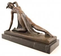 D.H. Chiparus jelzéssel: Táncosnő. Bronz, márvány talapzaton,  későbbi utánöntés,  m:24 cm, h:32 cm