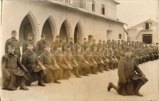 Eger, laktanya, katonák csoportképe, photo (ragasztónyom / gluemark)
