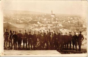 Eger, látkép katonák csoportképével, photo (ragasztónmyom / gluemark)