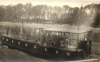 Magyar Folyamőr hajó, a legénység csoportképe, kiadja az EMKE Fotószalon / Hungarian river police ship, group photo