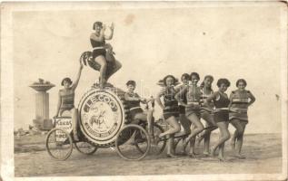 1927 Siófok, a 'Le Coq' cipőpaszta hirdetése hölgyekkel, műtermi photo (fl)