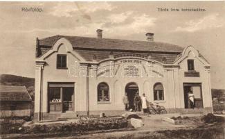Révfülöp, Török Imre vegyeskereskedése és Kováts Ferenc Mészáros és Hentesüzlete, az üzletek előtt a tulajodonosok, kiadja Török Imre (vágott / cut)
