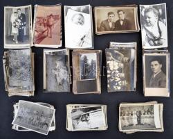 Vegyes fotó-okmány tétel: Több mint  50 vegyes érdekes fotó, különböző méretekben, köztük régi, századeleji keményhátúak is. Hozzá vegyes okmány anyag, fizetési meghagyások, nyugták, stb. valamint 13 db régi bőröndcímke.