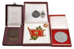 6db-os vegyes szocialista emlékérem, jelvény, sportérem, tétel, közte 1950. "Hargitai László főtitkárnak / Tisztelettel felajánlja a Diósgyőri Vasas K.S.E. Bélyeggyűjtő Szakosztálya 1950." Br plakett eredeti tokban, 1963. "Eredményes propagandista munkáért - KISZ Budapesti Bizottsága" fém emlékérem sérült eredeti tokban (60mm) T:2,2-