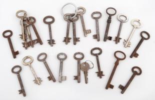 Kb 20 db régi kulcs, klf. méretben, állapotban, h:5-8 cm