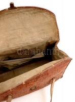 Bőr táska, megviselt állapotban, 36x16x17 cm