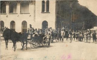 1916 Szlanikfürdő, Slanic-Moldova; Távozó K.u.K. katonazenekar, a háttérben a színház épülete / Austro-Hungarian soldiers leaving the town, in the background the theater, photo (EB)