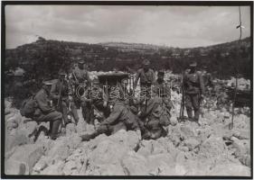 cca 1915 Katonák az első világháborúban. 3 db fotó, későbbi, modern előhívás,nagyítás. Egy negatív s...