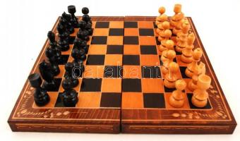 Faragott fa sakk készlet, hiánytalan, szép állapotban, 32×32 cm