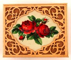 Faragott fa ékszertartó doboz, tetején gobelin hímzéssel, belsejében tükörrel, 24x20x8 cm