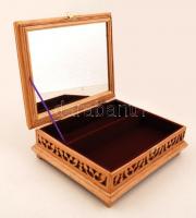 Faragott fa ékszertartó doboz, tetején gobelin hímzéssel, belsejében tükörrel, 24x20x8 cm