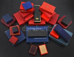 26db vegyes tok érmék, emlékérmek, plakettek, szocialista kitüntetések számára használt és esetenként sérült állapotban