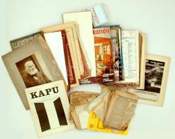 Egy doboznyi vegyes papírrégiség tétel, benne katalógusok, tájékoztatók, régi újságok, szórólapok, stb.