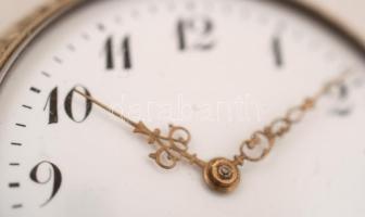 Régi zsebóra, perc halászok jelenettel, az óralapján kis hibával, nem működik, 4,5cm