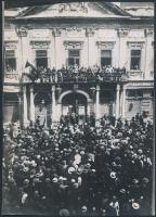 1919 Kassa üdvözli a magyar Tanácsköztársaság katonáit. Korabeli fotó nagyítása 16x24 cm