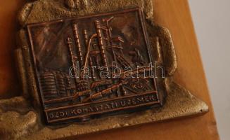Öntödei munkás falikép, réz fára erősítve, "Ózdi Kohászati Üzemek" feliratú plakettel, 30×...