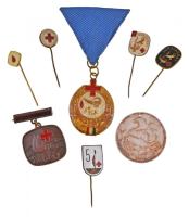 DN 8db klf véradó jelvény, közte "Magyar Vöröskereszt / 25 véradásért" T:2,2-