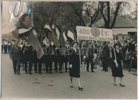 1957 Nagykőrös, Az Arany János Gimnázium 400 éves fennállását ünnepli, dátumozott fotó jelvénnyel, 16x23 cm