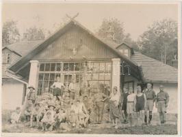 1932 Kirándulás a cserkészcsapattal(Nagyoroszi) a Gróf Wenckheim József-féle vadászházhoz, hátoldalon feliratozva, 18x24 cm