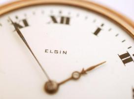 cca 1930 Elgin másodpercmutatós zsebóra, díszes, gravírozott tokkal, tájkép díszítéssel. Szép állapo...