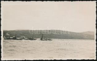 1940 A zátonyra futott Duna Magyar Duna-tengerjáró hajó a Fekete-tengeren a törökországi Podima közelében / Sunken SS Duna ran aground in the Black Sea near Yaliköy, photo