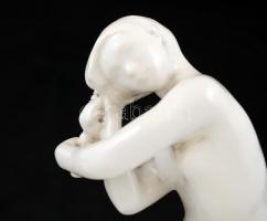 Melocco Miklós (1935 -): Fésülködő lány. Féhér mázas, jelzett, fa talapzaton, hibátlan, m:16 cm