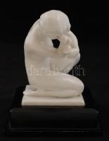 Melocco Miklós (1935 -): Fésülködő lány. Féhér mázas, jelzett, fa talapzaton, hibátlan, m:16 cm