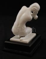 Melocco Miklós (1935 -): Fésülködő lány. Féhér mázas, jelzett, fa talapzaton, hibátlan, m:16 cm