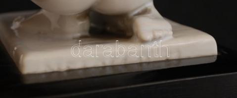 Melocco Miklós (1935 -): Fésülködő lány. Féhér mázas, jelzett, fa talapzaton, hibátlan, m:16 cm