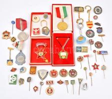 51db-os vegyes magyar és külföldi kitüntetés, jelvény, kitűző és díjérem tétel, közte "Kiváló Dolgozó", "Honvédelemért", "KISZ Ifjúság a Szocializmusért" T:vegyes