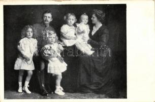 A császári pár IV. Károly, Zita és gyermekeik Ottó koronaherceg, Adelheid főhercegnő valamint Robert és Felix / The Imperial couple, Charles IV., Zita and their children Crown prince Otto, Archduchess Adelheid and princes Robert and Felix (EK)