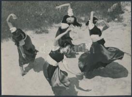 cca 1933 Szöllősy Kálmán (1887-1976): Szélben hajladozva, pecséttel jelzett vintage fotó Szentpál Olga tánccsoportjáról, 16x22 cm