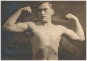 cca 1930 Sonny fotó stúdió (Budapest): Erős ember, vintage fotó, 14x20 cm