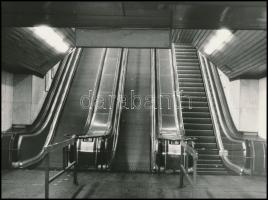 1991-1992 Budapest, Moszkva tér, lent még 3 lépcsős, fent már négy lépcső segít a csúcsforgalomban, ...