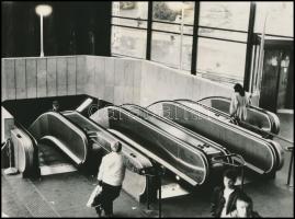 1991-1992 Budapest, Moszkva tér, lent még 3 lépcsős, fent már négy lépcső segít a csúcsforgalomban, ...