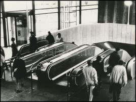 1991-1992 Budapest, Moszkva tér, lent még 3 lépcsős, fent már négy lépcső segít a csúcsforgalomban, ...