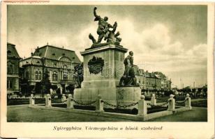 Nyíregyháza, Vármegyeháza a hősök szobrával, képeslapfüzetből, kiadja a Fábián-féle könyv- és papírkereskedés (EK)