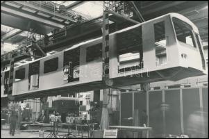 cca 1980 Budapest, Ganz gyár, metró kocsi az üzemcsarnokban, vintage fotó, 20x30 cm