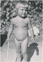 cca 1938 Budapest, fürdőző-napozó kislány a Római parton, vintage fotó Reich Péter Cornel hagyatékából, 30x21 cm