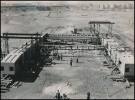 cca 1963 Budapest, Az új Erzsébet híd elemeinek összeszerelése a lágymányosi Duna parton, 3 db fotó,...