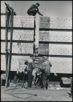 cca 1963 Budapest, Az új Erzsébet híd elemeinek összeszerelése a lágymányosi Duna parton, 3 db fotó,...