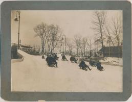 cca 1910 Mullner hidegpecséttel jelzett vintage fotója budapesti szánkózókról, 16x23 cm, karton 21x27 cm